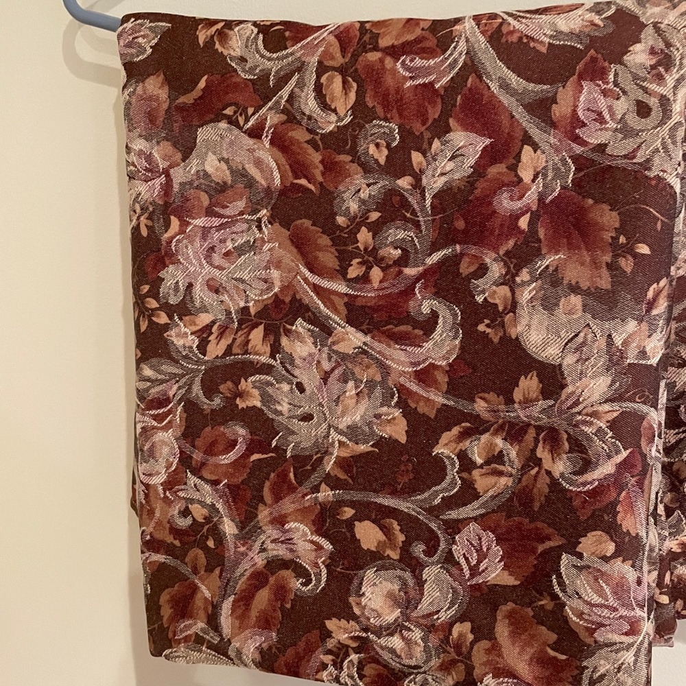 102x57 Tablecloth perfect for the holiday season.